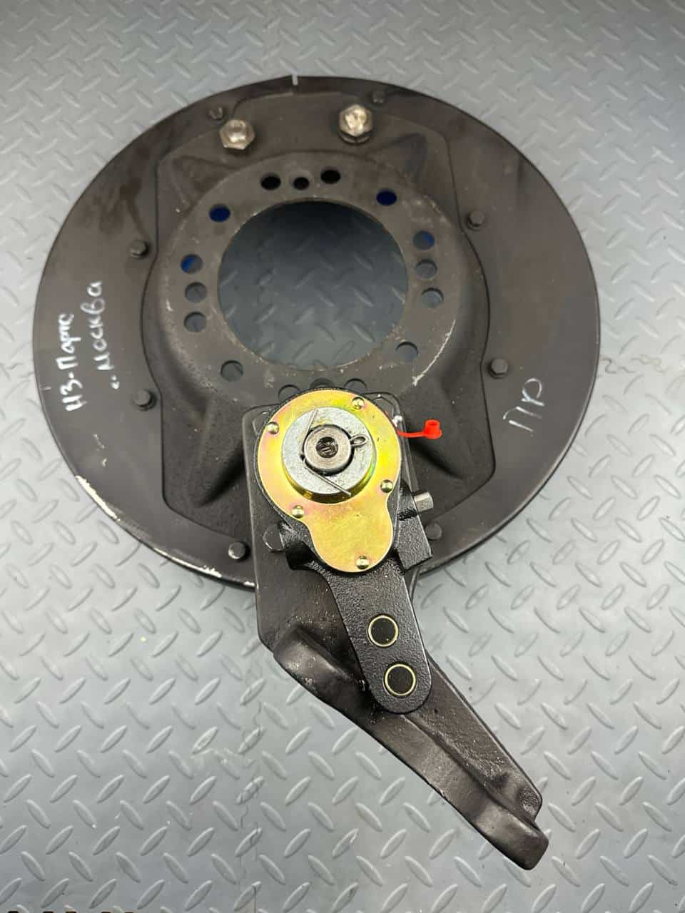 Тормоз правый ТО-33.05.15.140 в сборе Тормоз правый ТО-33.05.15.140 в сборе