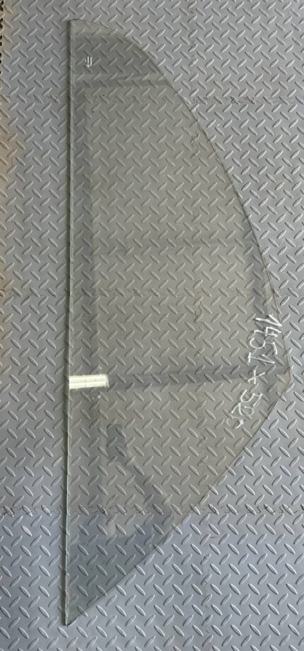 Стекло боковое правое 210.50.10.041  (1451х520)