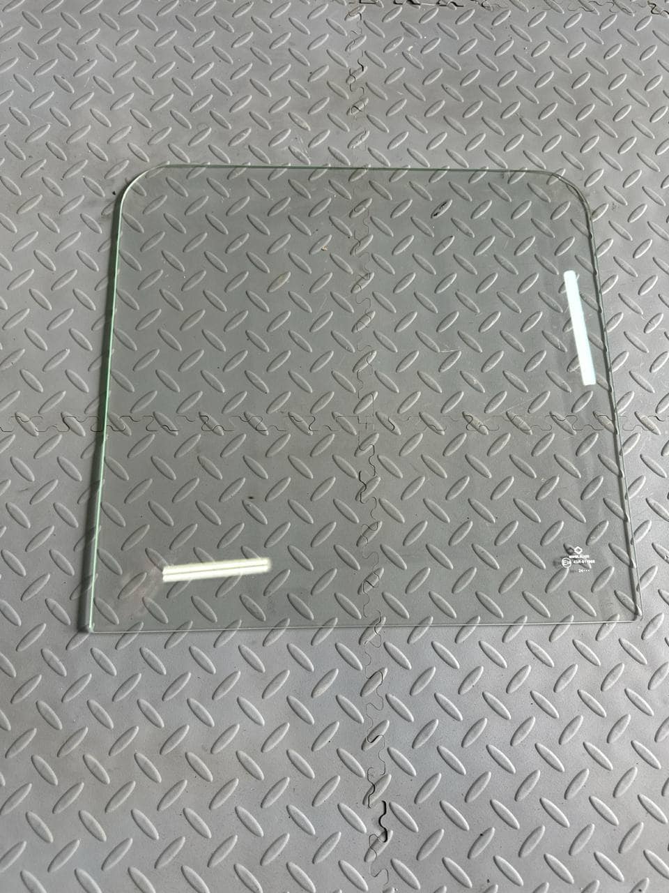 Стекло форточки без отверстий 477х455