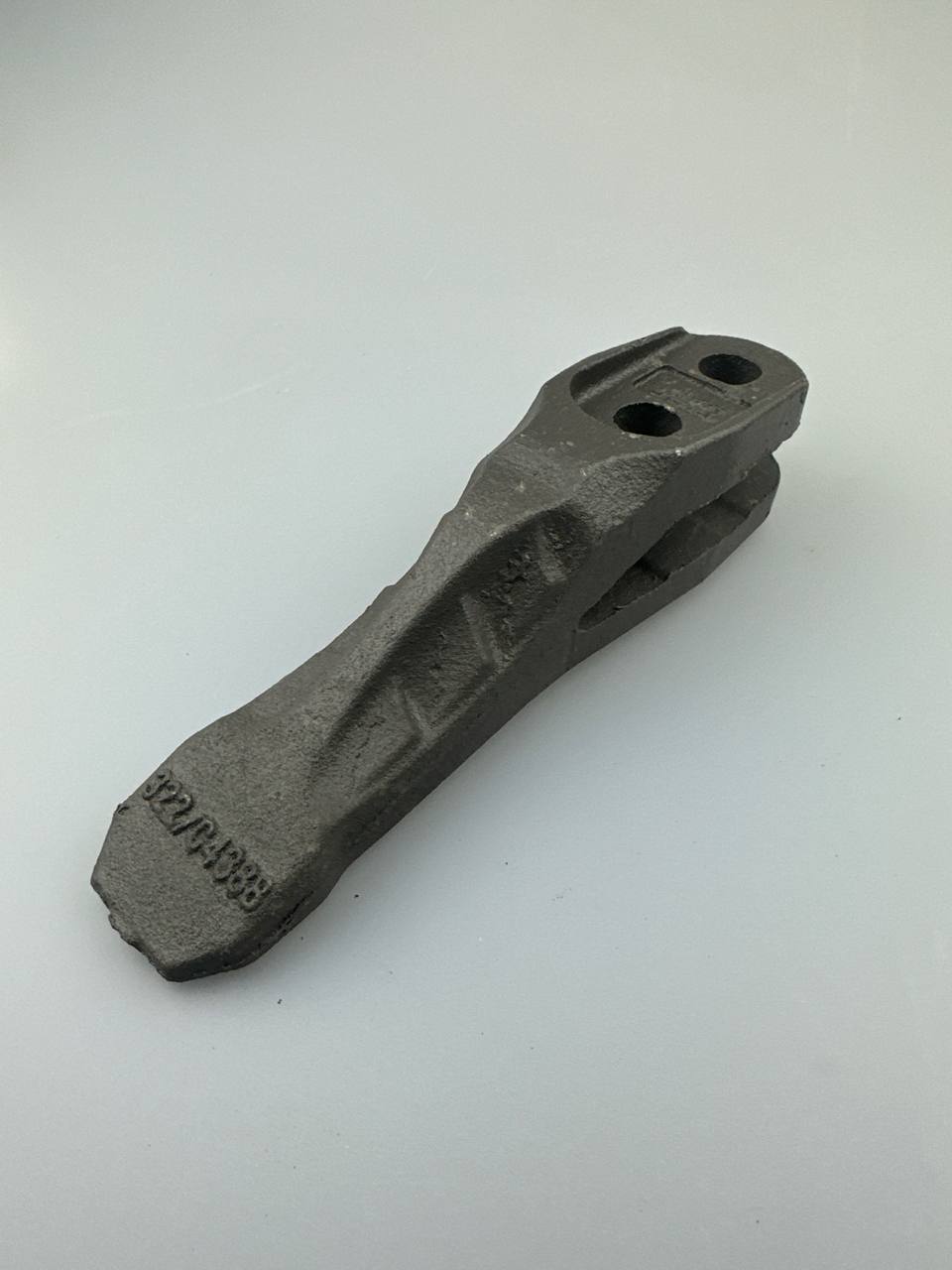 Зуб 702ЕА.01.08.012 (JCB-3CX Центральный зуб 332-C4388)