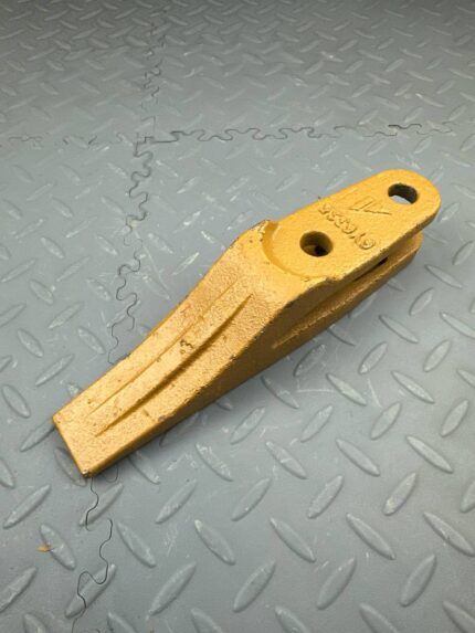 Зуб ковша 6Y6335/9W1879/135-8203 CAT