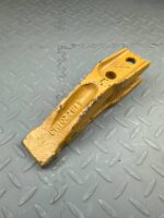 Зуб ковша 1462201M3 Terex