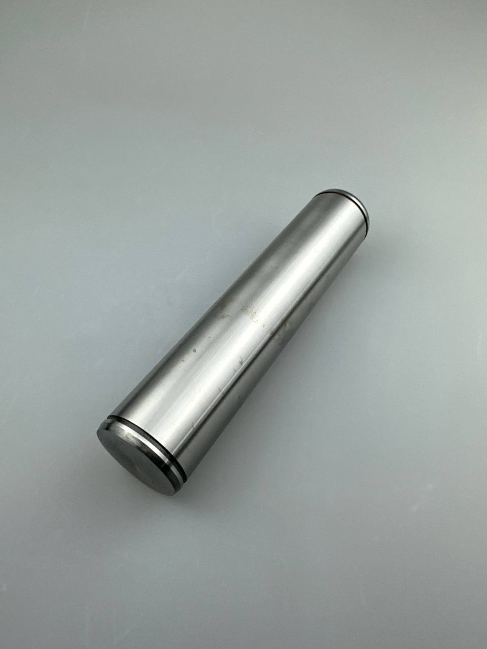 Палец верхней опоры аутригера JCB 811/90587, 811/70108