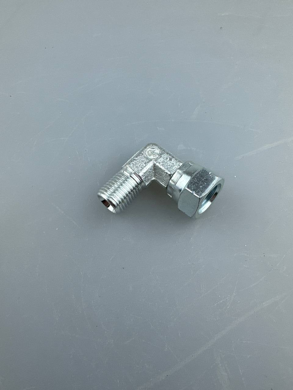 Адаптер угловой BSP1/4(штуцер)-BSP1/4(гайка)90