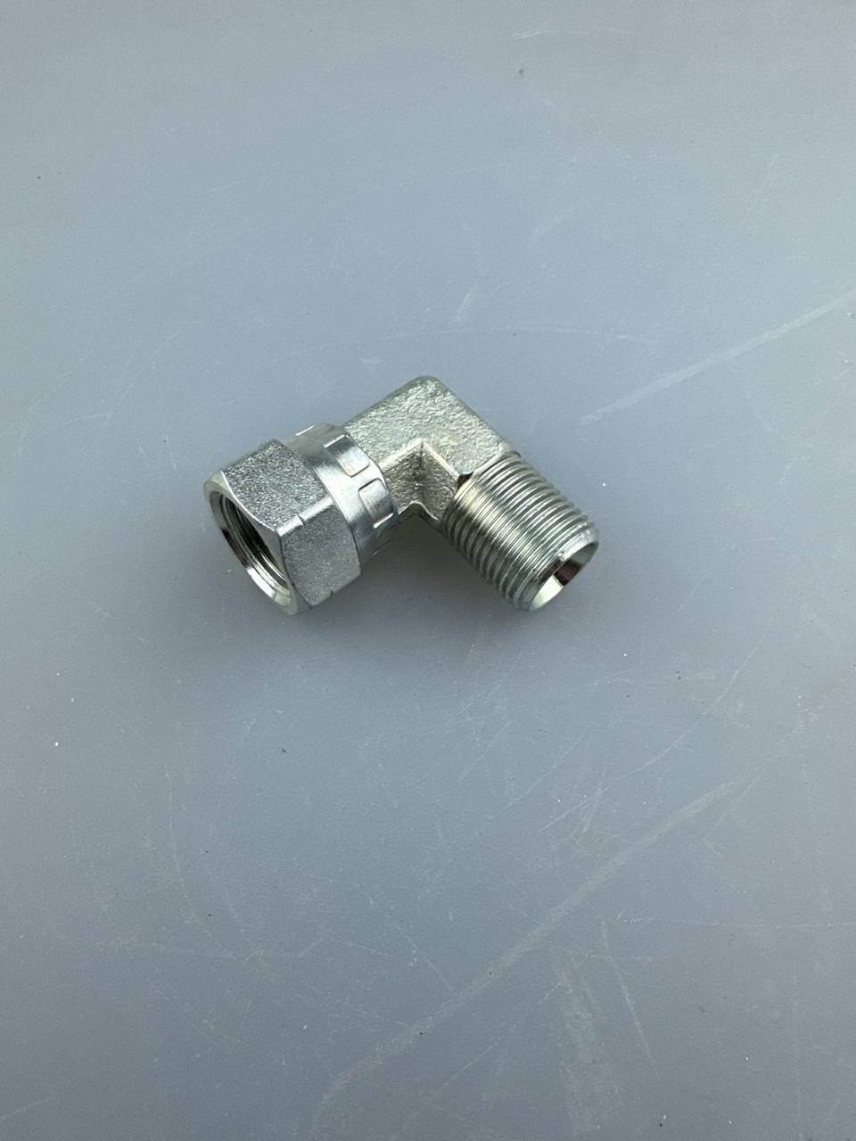 Адаптер угловой BSP3/8(штуцер)-BSP3/8(гайка)90