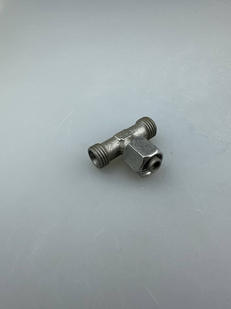 Тройник DKOL14x1,5(штуцер)-DKOL14x1,5(гайка)-DKOL14x1,5(штуцер)