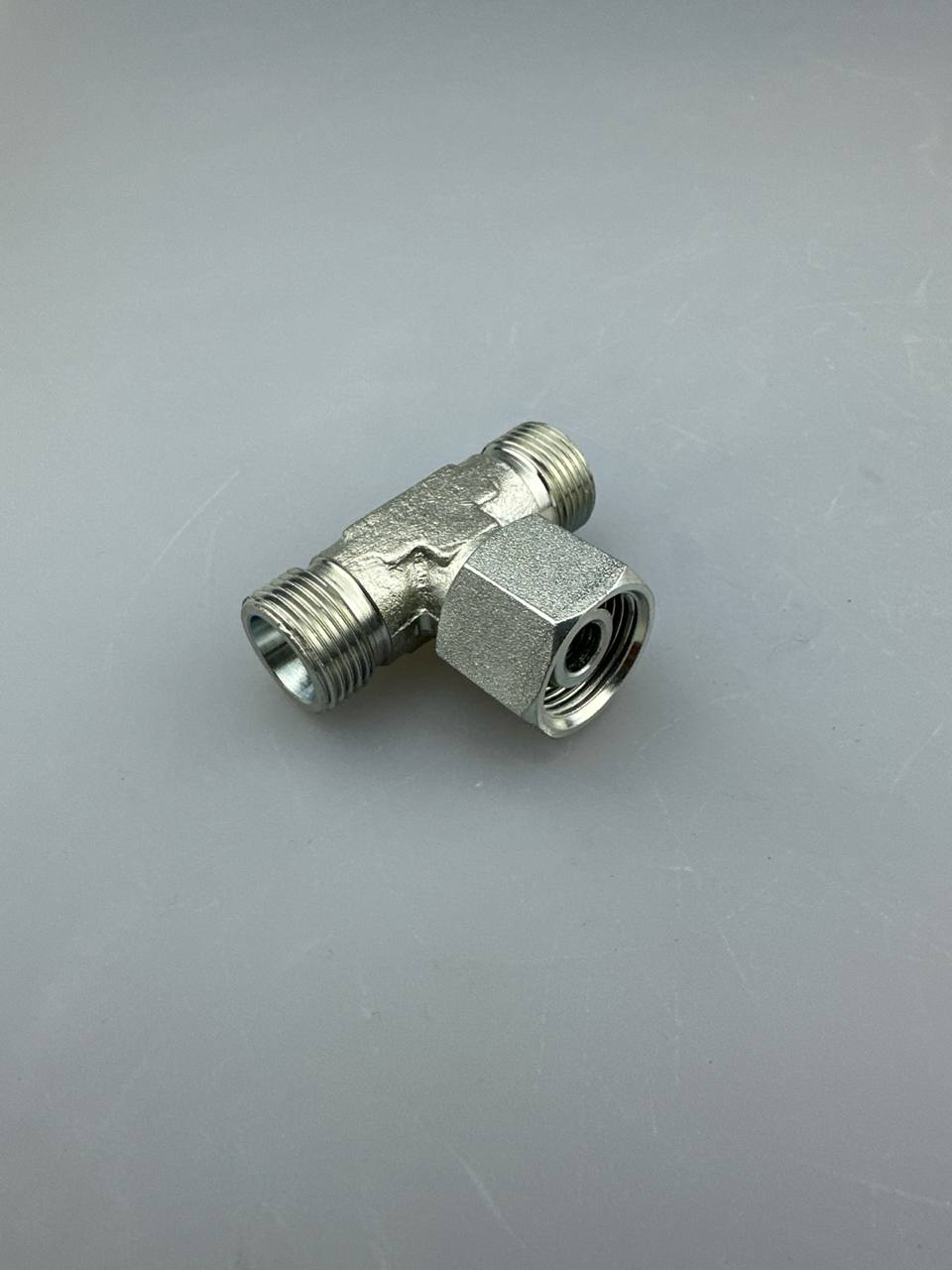 Тройник DKOS20x1,5(штуцер)-DKOS20x1,5(гайка)-DKOS20x1,5(штуцер)