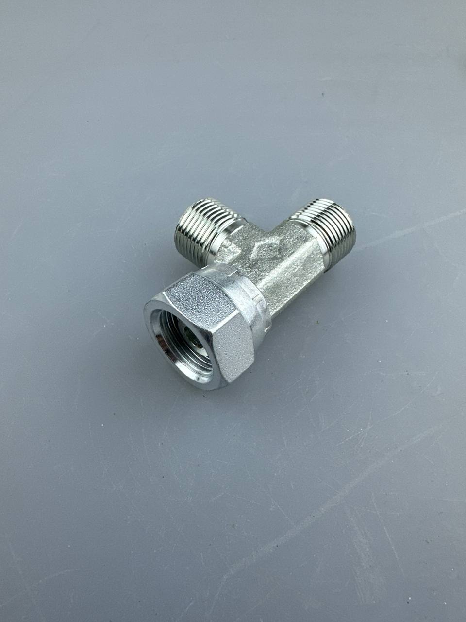 Тройник DKOS20x1,5(гайка)-DKOS20x1,5(штуцер)-DKOS20x1,5(штуцер)